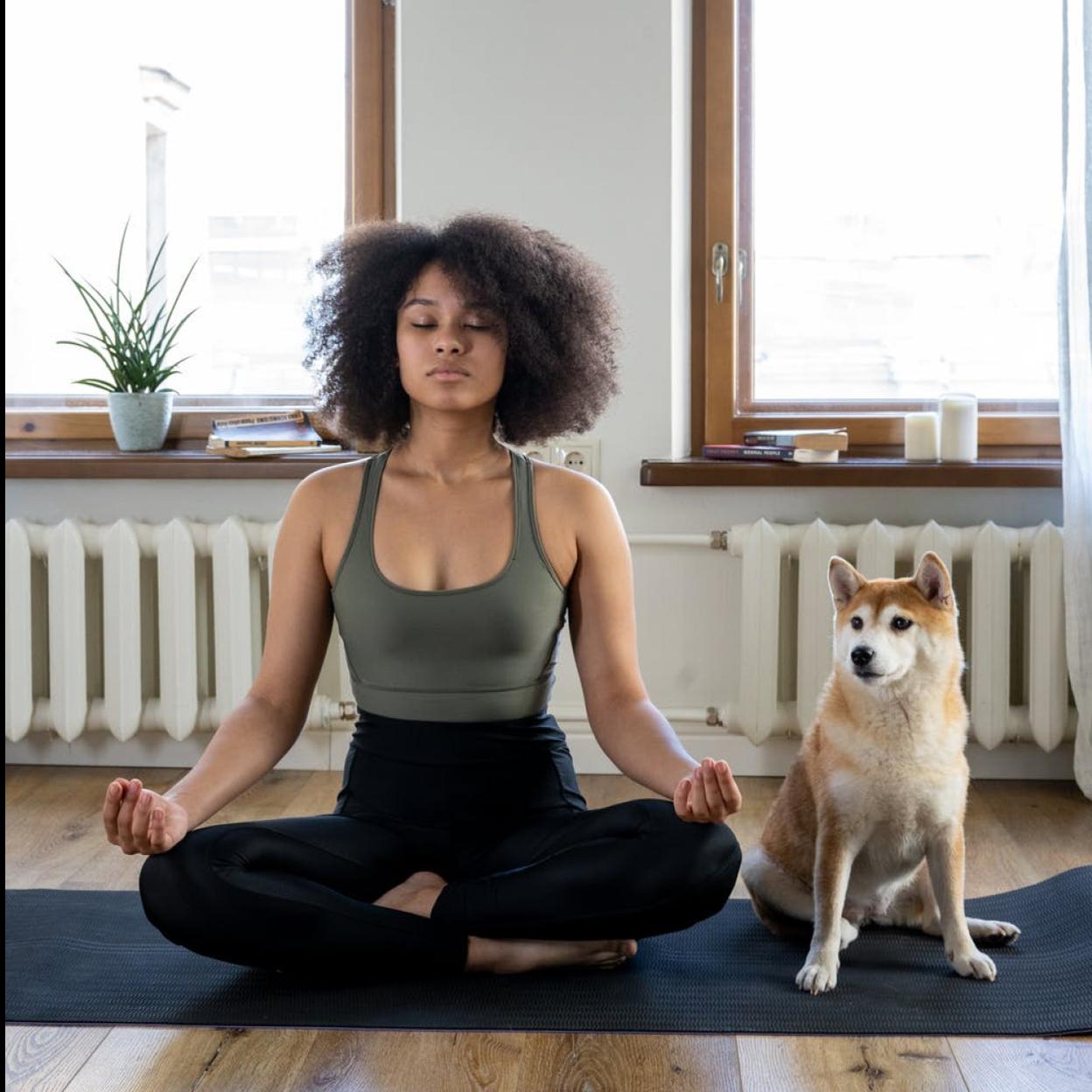 Sukhasana: la postura de yoga que te sumerge en la calma y relajación total y ayuda a que equilibre tu vida