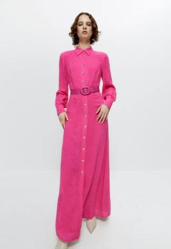 Imagen secundaria 2 - La nueva colección rosa de Uterqüe tiene las prendas más románticas: del favorecedor maxi vestido con manga abullonada a la chaqueta acolchada retro