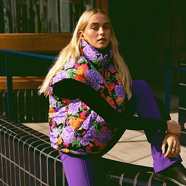 Imagen principal - Los chalecos con estampado de flores que triunfan esta temporada y rejuvenecen un look a los 50