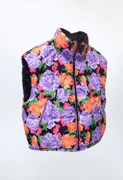 Imagen secundaria 2 - Los chalecos con estampado de flores que triunfan esta temporada y rejuvenecen un look a los 50