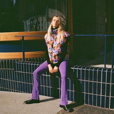 Imagen secundaria 1 - Los chalecos con estampado de flores que triunfan esta temporada y rejuvenecen un look a los 50