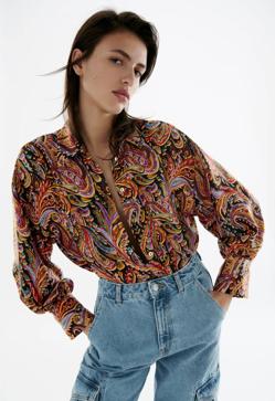 Imagen secundaria 2 - Las camisas y blusas más bonitas, originales y elegantes que mejoran looks con vaqueros de diario