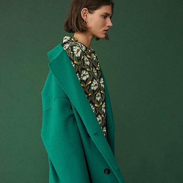 Imagen principal - Abirgo verde de lana hecho a mano y con doble botonadura de la nueva colección de Mango (119,99 euros). 