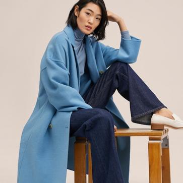 Imagen secundaria 1 - Abrigo de lana hecho a mano con doble botonadura en color azul lavanda de Mango (119,99 euros). 