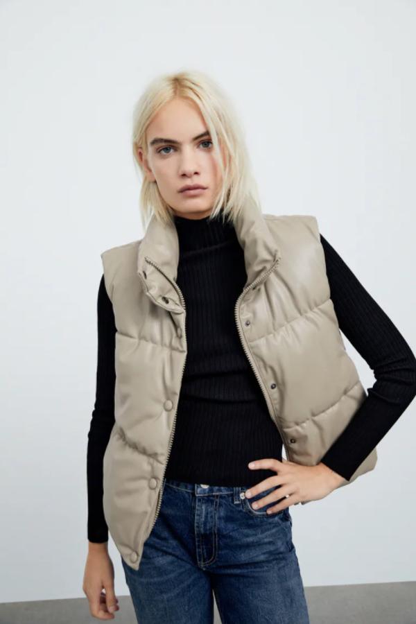 En gris vigoré y efecto piel, este chaleco acolchado de cuello subido y manga sisa con bolsillos laterales y bajo ajustable con cordón elástico y stoppers podemos comprarlo por 39,95 euros. 