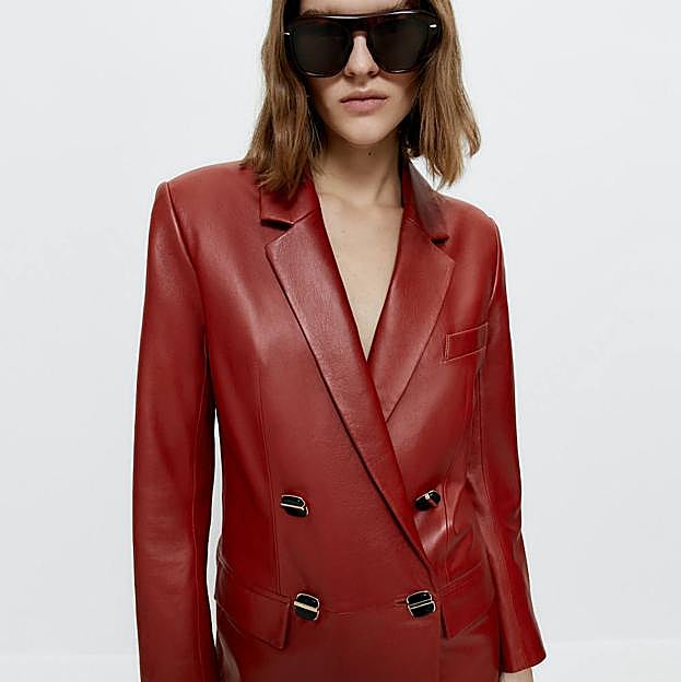 Imagen principal - El traje más elegante de la temporada es este efecto piel rojo que parece de lujo y sirve tanto para el día como para noche