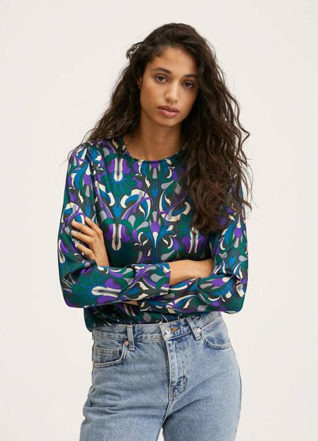 Imagen - La blusa tiene la manga larga y el cuello redondo