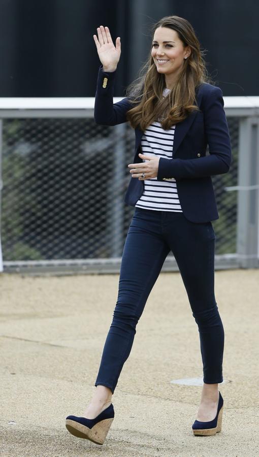 Un estilismo que Kate convirtió en un clásico: pantalón pitillo y cuñas, junto con una camiseta de rayas y una americana conjuntada.