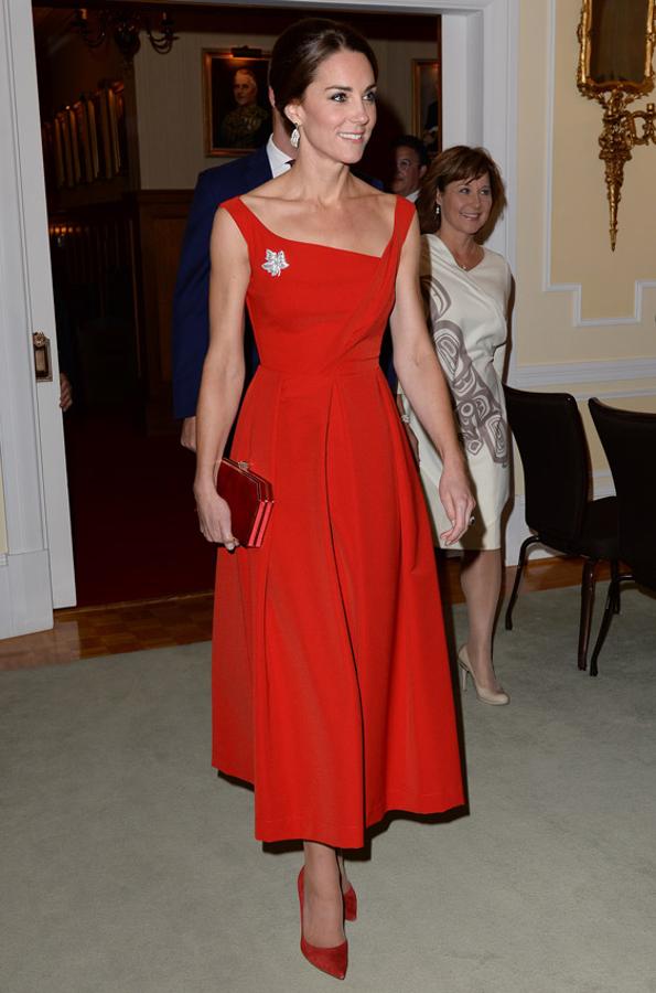 El rojo es, sin duda, uno de los colores que mejor le sientan y este diseño de Preen, que lució en Canadá, en una recepción en la Government House, le sienta como un guante. Los zapatos son de Gianvito Rossi y el cluctch de Jenny Packham. 