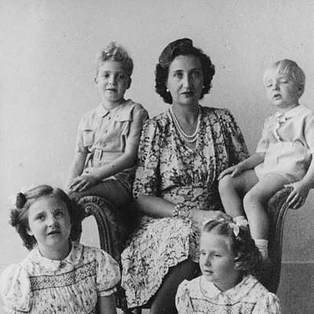 Don Juan Carlos con su madres y sus hermanos.