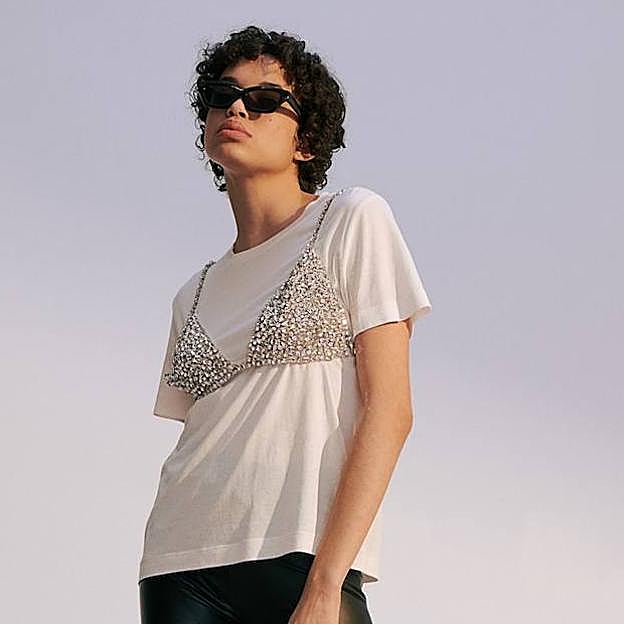 El top plateado está confecciondo con algodón