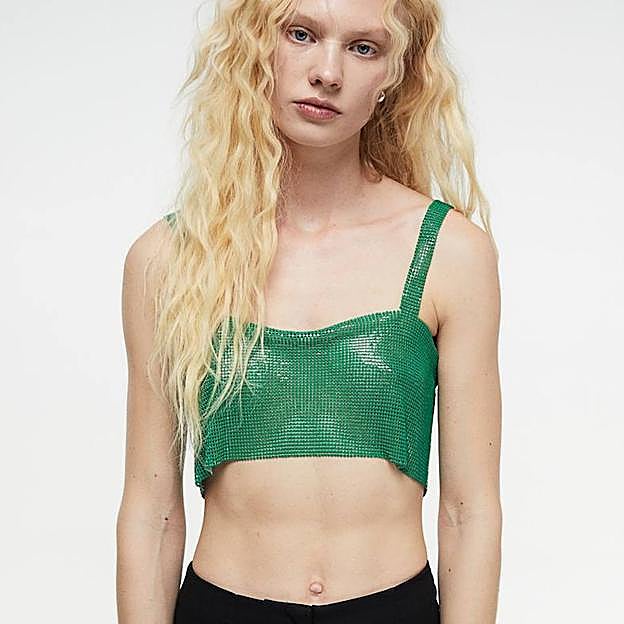 El modelo de color verde tiene un diseño ligeramente holgado