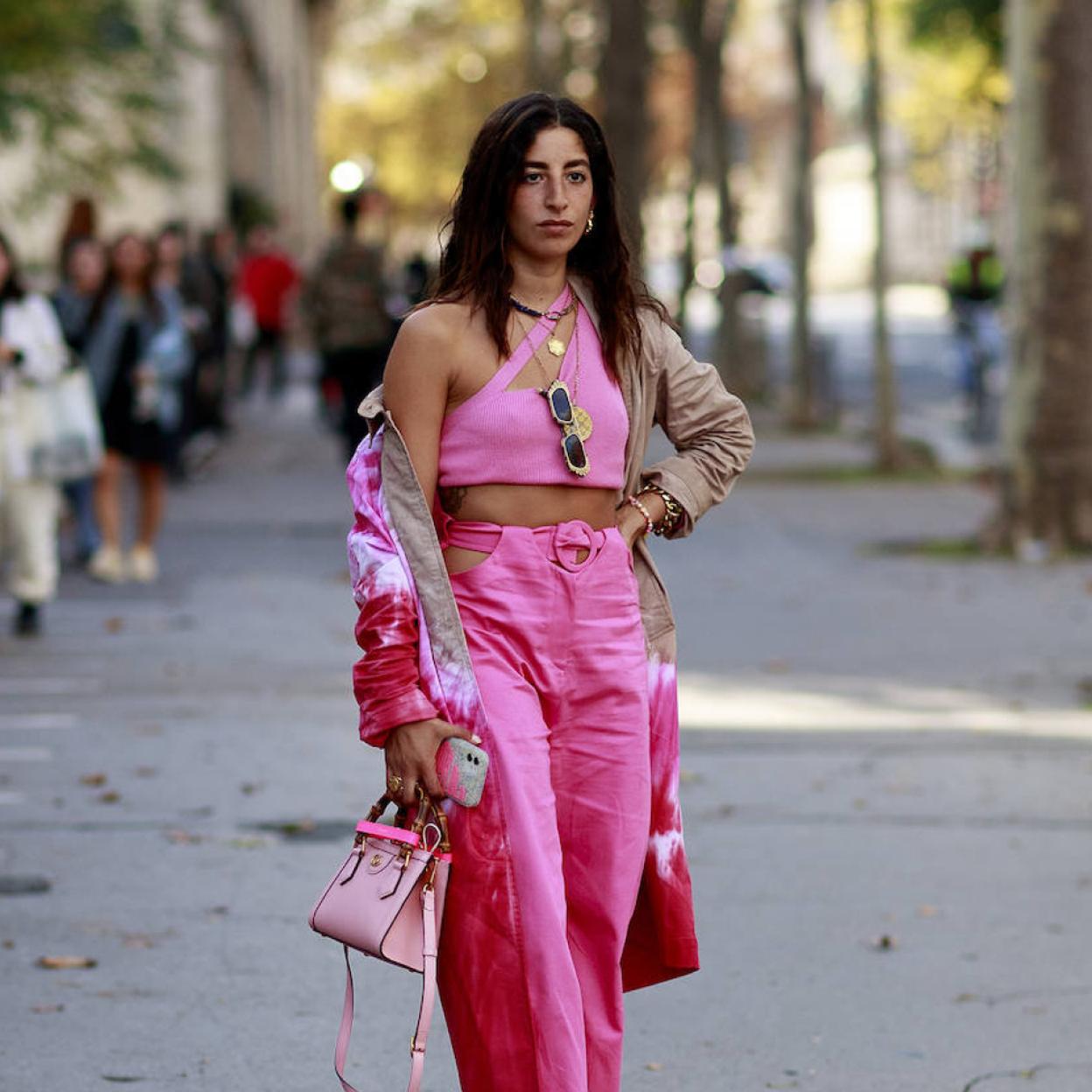 Pincha en la foto para ver el conjunto de punto con minifalda y chaleco que es perfecto para combinar con tus básicos y conseguir un estilismo a la última