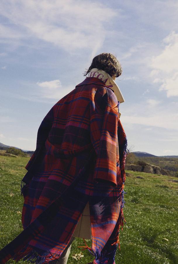 Abrigo blanco de Pertegaz, abrigo rosa a cuadros, de Mirto, jersey y pantalón de Longchamp y botas de Blundstone.