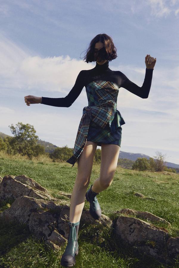 Vestido y botas de Philosophy y jersey de Longchamp.