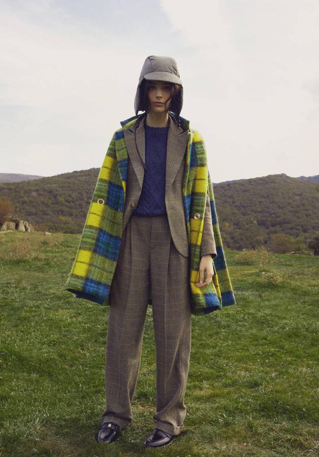 Abrigo de Uterqüe, traje y jersey de Polo Ralph Lauren, calcetines de Calzedonia, zapatos de Tommy Hilfiger y sombrero de Ecoalf.