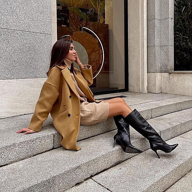 Imagen principal - 1, Mery Turiel tiene el perfecto look de rebajas de Mango. 2. Abrigo de lana en color camel de Mango (119,99 euros). 3. Vestido de punto con cuello alto de Mango (22,99 euros). 