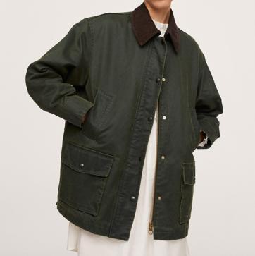 Imagen secundaria 1 - 1. Las parkas enceradas que triunfaron hace muchos años han vuelto con fuerza a Mango. 2. Chaqueta encerada de color verde caqui de Mango (99 euros). 3. Vaqueros desgastados con rotos de Mango. (22,99 euros). 