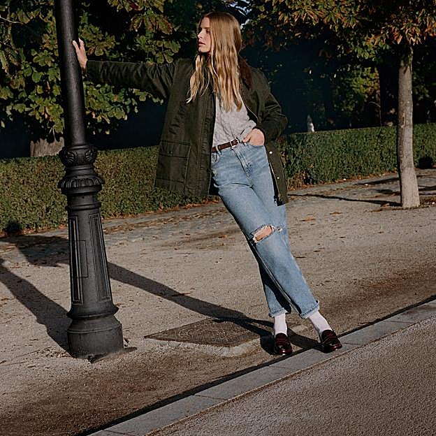 Imagen principal - 1. Las parkas enceradas que triunfaron hace muchos años han vuelto con fuerza a Mango. 2. Chaqueta encerada de color verde caqui de Mango (99 euros). 3. Vaqueros desgastados con rotos de Mango. (22,99 euros). 