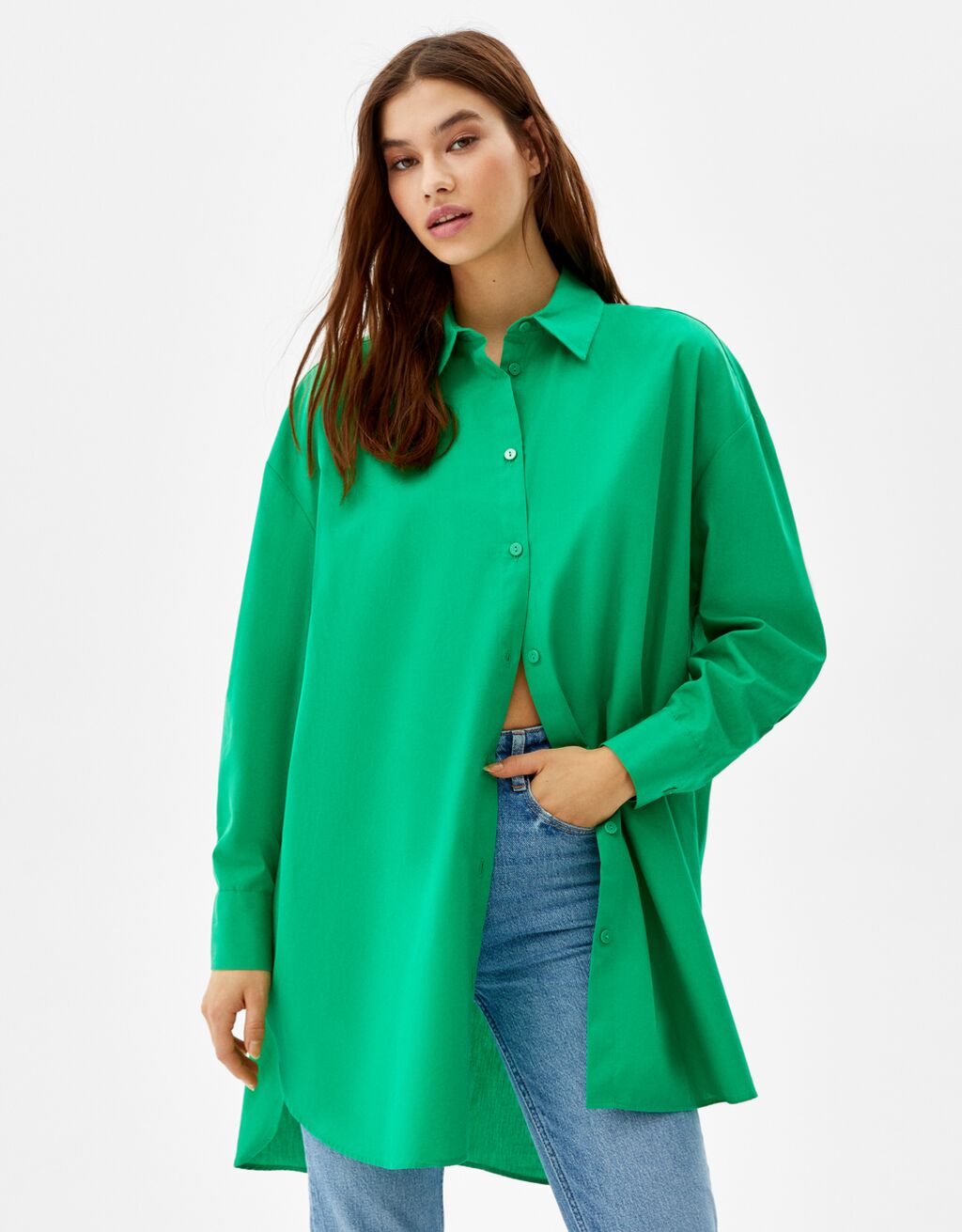 Una de las prendas de cabecera de las influencers esta temporada es una camisa verde como la que hemos encontrado en Bershka. Con diseño de hombros caídos, cuello clásico y botonadura frontal a tono, está confeccionada en popelín y cuesta 19,99 euros. 