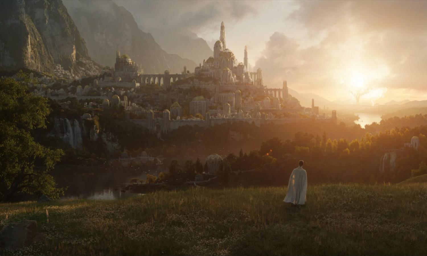 Aunque lleva el nombre de la saga cinematográfica la producción de Amazon Prime Video que se estrenará el 2 de septiembre se desarrolla miles de años antes de los eventos de El hobbit y el archiconocido libro de J. R. R. Tolkien. La acción trasladará a los espectadores a una era en la que se forjaron grandes poderes, reinos se elevaron a la gloria y cayeron a la ruina, héroes inesperados fueron puestos a prueba y el villano más terrible creado por el novelista británico amenazó con cubrir todo el mundo de oscuridad.