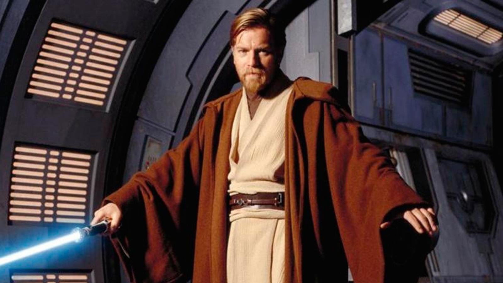 Ewan McGregor volverá a ponerse en la piel del legendario Obi-Wan Kenobi en esta producción que podremos ver en Disney+ pero de la que se conocen pocos detalles. Lo que sí sabemos es que se ambientará una década después de los eventos narrados en La vengaza de los Sith, por lo que es probable que explore el cambio definitivo al lado oscuro de Anakin ya convertido en Darth Vader, y las dificultades de Obi Wan ante el exterminio total de los jedis. Hayden Christensen también retomará su papel como temible villano. 