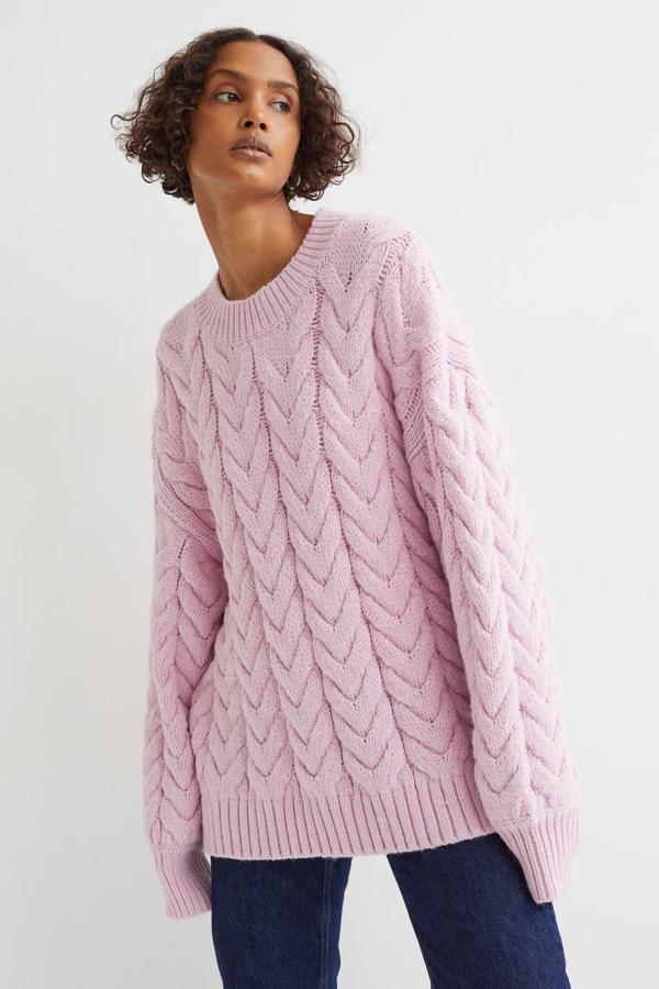 Punto trenzado para este jersey rosa de H&M que viene con cuello redondo, diseño de hombros caídos y mangas amplias. Con remate de canalé en cuello, puños y bajo, tiene un precio de 39,99 euros. 