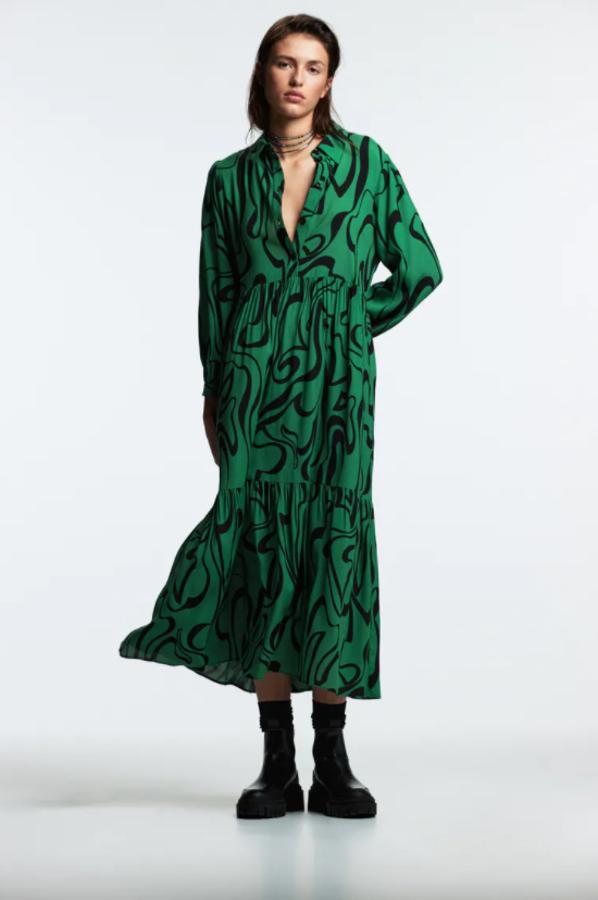 Este vestido verde de Zara de diseño midi, que tiene cuello de solapa y mangas largas viene con estampado combinado a contraste en verde y cierre frontal de botones en el cuerpo. Cuesta 39,95 euros. 