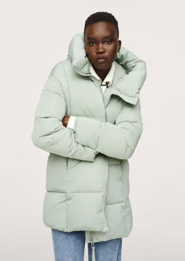 Abrigo acolchado en color aguamarina (de 69,99 a 49,99 euros).