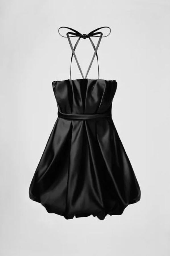 Vestido corto de escote recto y tirantes finos con lazadas en cuello con detalle de pliegues (89,95 euros).