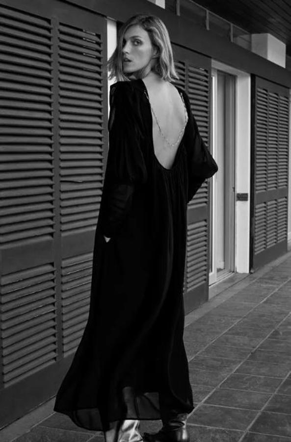 Vestido largo de gasa de cuello amplio, manga larga drapeada y aplicación de cadena metálica en espalda (99,95 euros).