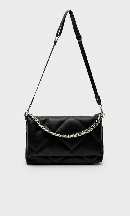 Con asa corta de cadena metalizada, asa larga en negro y cuerpo acolchado, esta bandolera negra de Stradivarius con sola cuesta 19,99 euros. 
