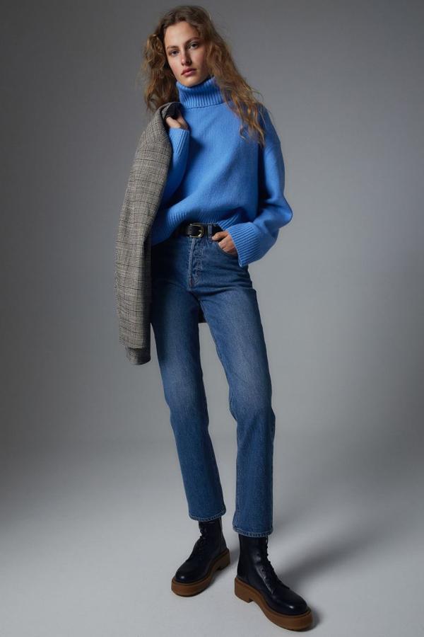 En un precioso color azul, con cuello alto en punto de canalé y mangas amplias, este jersey en punto suave con lana en la trama y de corte relajado cuesta 29,99 euros. 