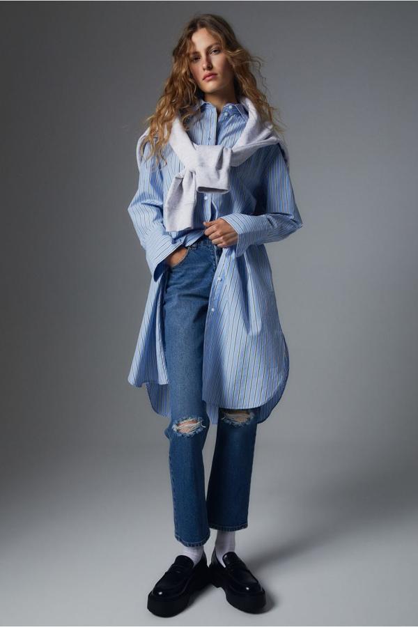 Disponible en blanco, verde, cereza o azul con estampado de rayas verticales, este vestido camisero que también podemos llevar con pantalones o leggings tiene cuello camisero, botonadura frontal y diseño de hombros caídos. Con bajo redondeado, podemos comprarlo por 24,99 euros.