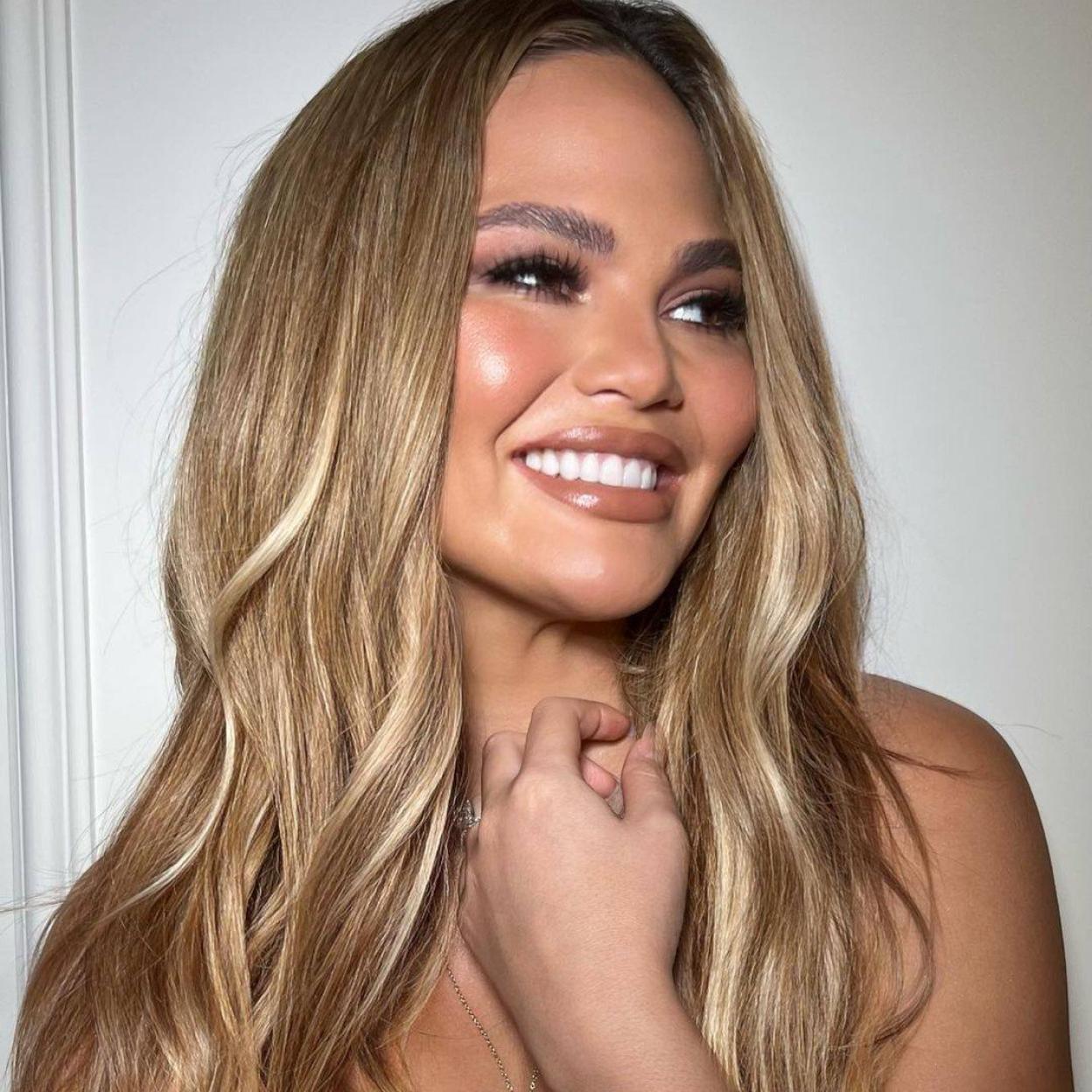 Pincha en la imagen para ver Ácido tranéxamico, vitamina C y niacinamida: la cominación de activos perfecta para una piel lisa, luminosa y rejuvenecida a partir de los 40