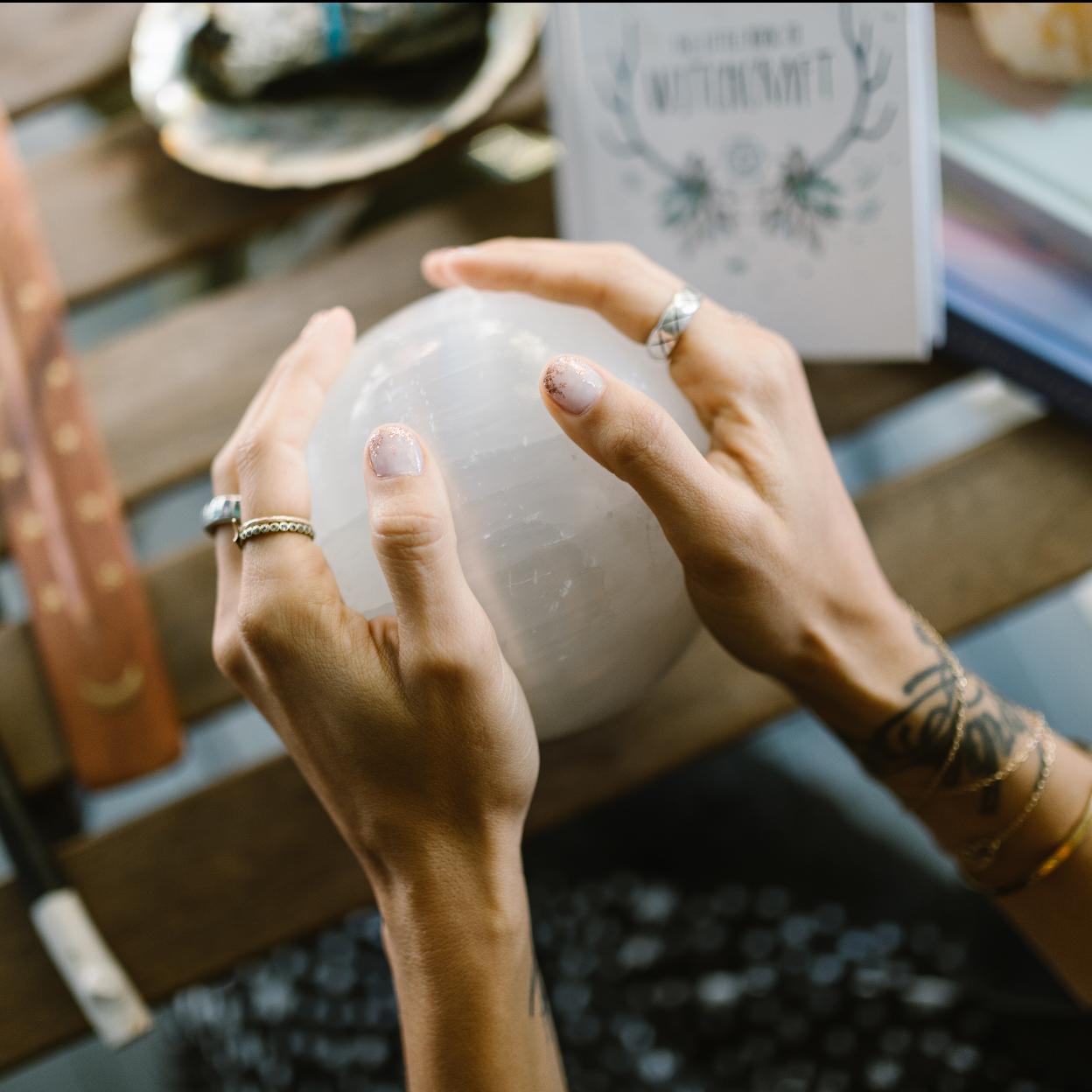 Los rituales mágicos pueden favorecer disposiciones del ánimo, pero cobrar por ellos sumas importantes pertenece al universo de la estafa y del timo, no de la magia. PEXELS/RODNAE PRODUCTIONS