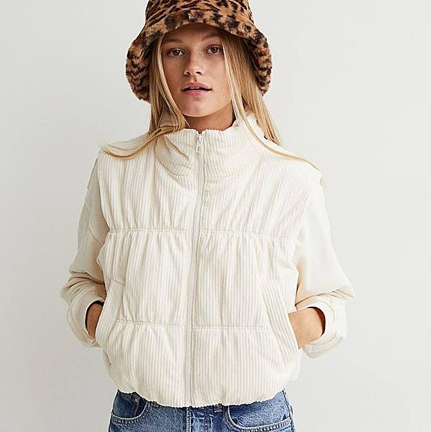 Imagen principal - Gabardinas, sobrecamisas, trajes, pantalones: las prendas de pana que tienes que fichar para estas rebajas