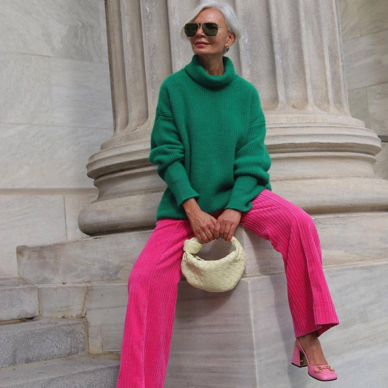 Pincha en la imagen para ver Jerséis, pantalones, vestidos… Los básicos en verde que hemos fichado para sumarnos en las rebajas al color tendencia de la temporada