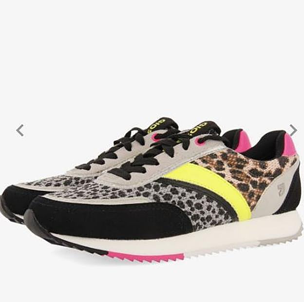 Imagen principal - Las coloridas zapatillas de Naty Abascal que rejuvenecen cualquier look y que son cómodas y perfectas para el día a día