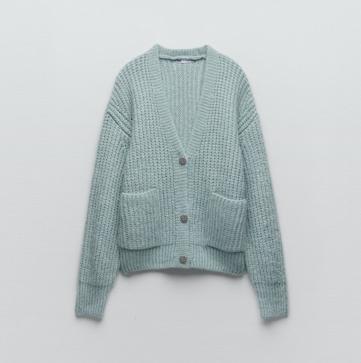 Imagen secundaria 1 - Una chaqueta de punto realmente suave, en un increible color aguamarina y con unos preciosos botones joya. Una prenda que puedes llevar en tu día a día pero que también funciona en planes más formales. Cárdigan con bolsillos de Zara (29,99 euros). 
