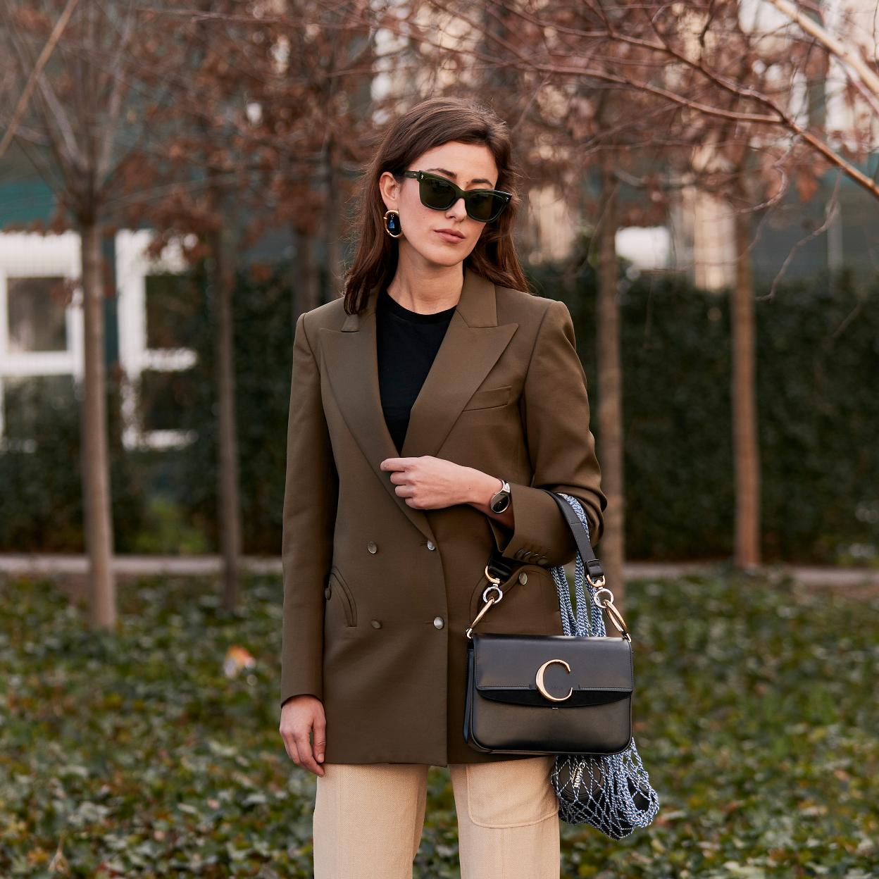 Pincha en la imagen para descubrir las blazers que hemos fichado para las rebajas y van a elevar cualquier estilismo con pantalones y faldas