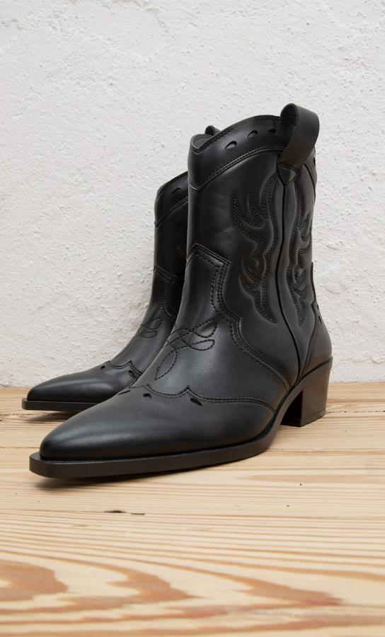 Botines en color negro (39,99 euros).