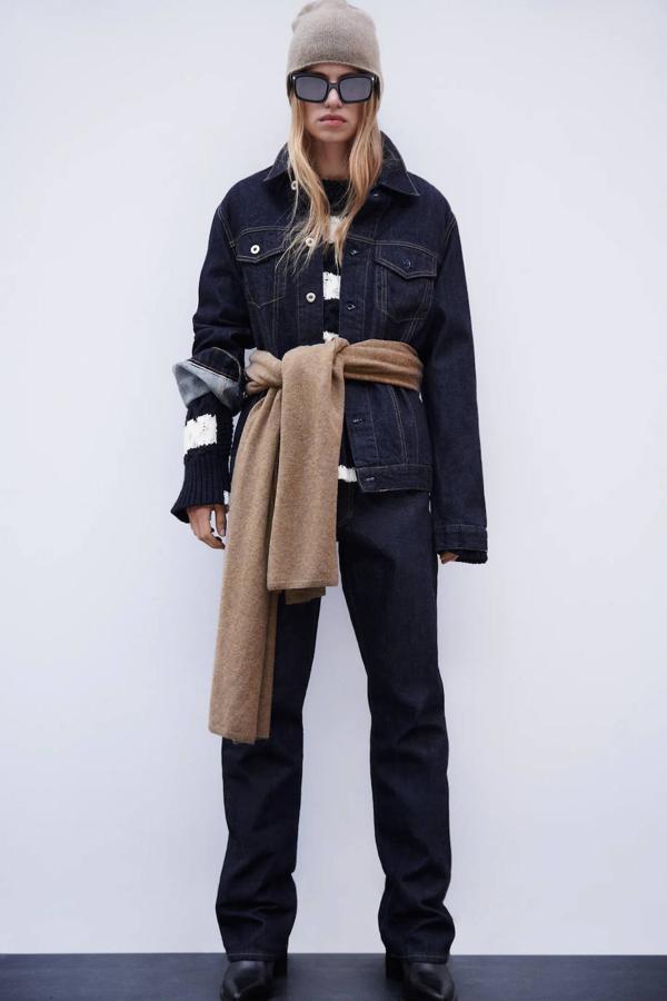 Si buscas un diseño sencillo, Zara tiene el modelo perfecto para ti. Ha sido elaborado con punto y es de color tostado vigoré. Su precio es de 19,95 €.