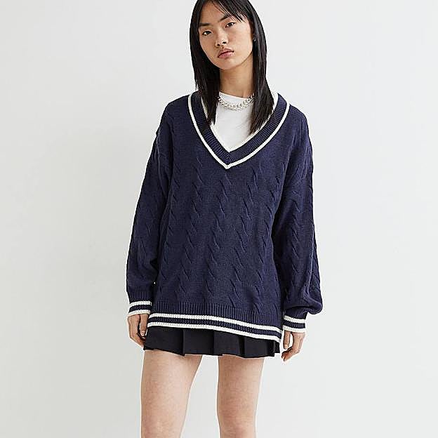 Imagen principal - El clásico jersey de cricket con cuello v es lo más elegante que puedes llevar con vaqueros, leggings o faldas, según las influencers parisinas