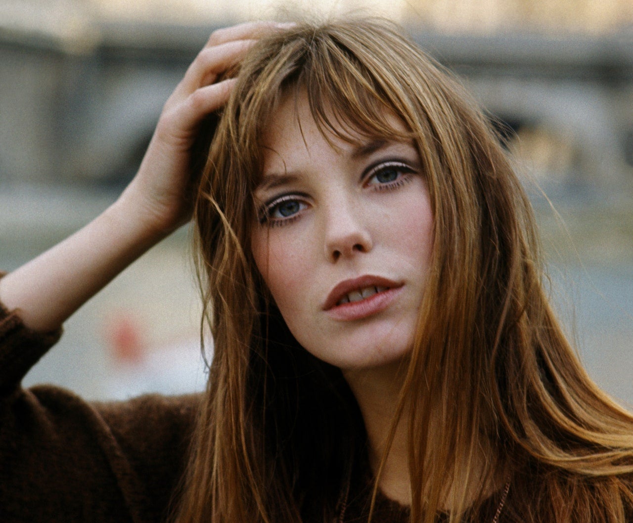 Después de purificar la piel es, posiblemente, el gesto más importante. Y no solo para mantenerla elástica, sino porque, durante el día, el agua de la epidermis se va evaporando, y más en invierno, por efecto de las calefacciones. “Al hidratar la piel reforzamos su resistencia a las infecciones e irritaciones, además de mejorar su aspecto y aumentar su luminosidad”, señala la personal skin trainer Carmen Díaz.