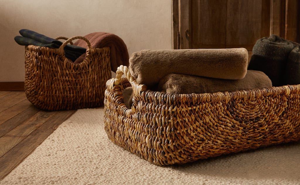 Continuamos con los materiales sostenibles y la estética rústica y natural con estos cestos de hoja de banano trenzada, que cuestan 59.99 euros. 