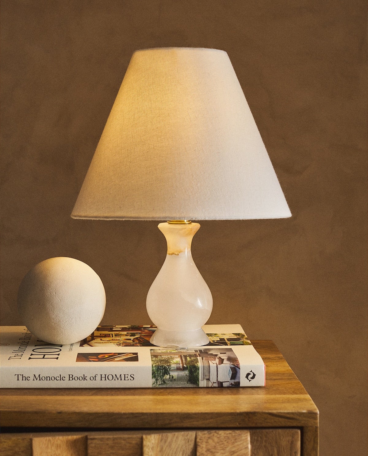 Elegante, atemporal, sencilla pero con un toque elegante... Esta lámpara de sobremesa con pie de alabastro cuesta 69.99 euros.