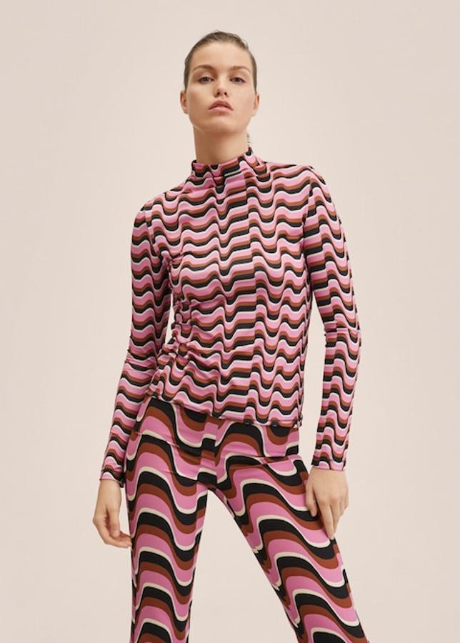 En tonos rosas, marrones y negros, esta camiseta de cuello perkins y mangas largas con estampado retro y diseño recto tiene un precio de 25,99 euros. 