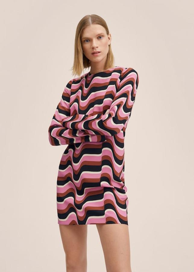 En tejido fluido y de diseño corto recto, este vestido con estampado retro en tonos rosas, marrones y negros tiene cuello redondo, abertura en la espalda y mangas largas. Podemos comprarlo por 39,99 euros. 