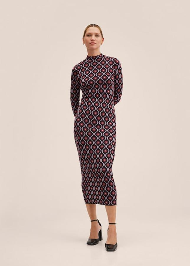 Diseño midi recto ajustado al cuerpo para este vestido con abertura de espalda, cuello perkins y mangas largas con estampado retro en tonos rosados y rojizos. Cuesta 59,99 euros. 